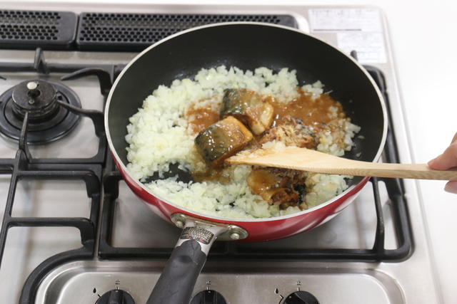 サバ缶を加えて炒める