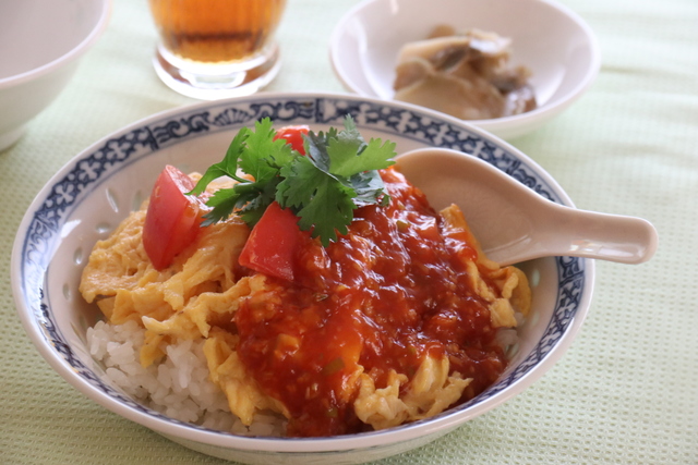 卵チリ丼