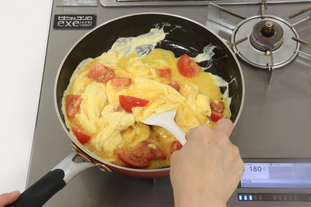 卵とトマトを炒める