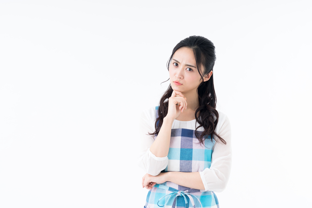 悩む女性