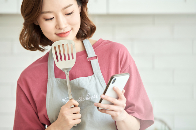 スマホでレシピを確認する女性