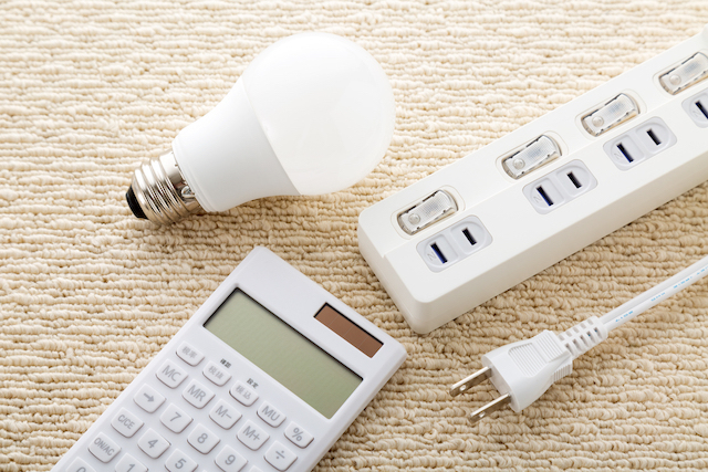電卓、電球、電源タップ