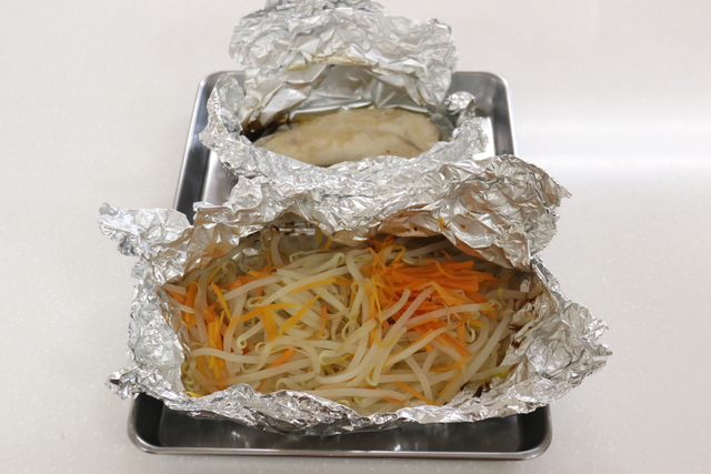 グリルで焼いたモヤシと鶏ささみ