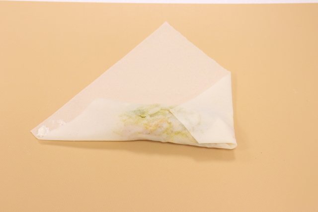 春巻きの皮を巻く