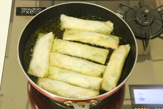 春巻きを揚げる