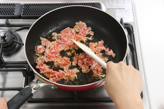 豚ひき肉を炒める