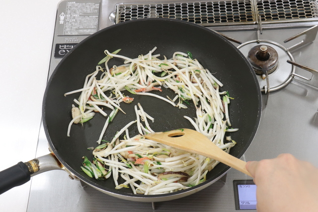 もやしを加えて炒める