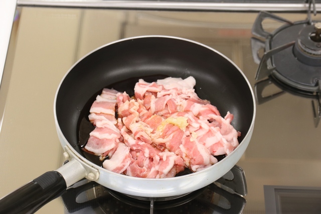 豚バラ肉をフライパンで炒める
