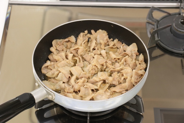 火が通った豚バラ肉