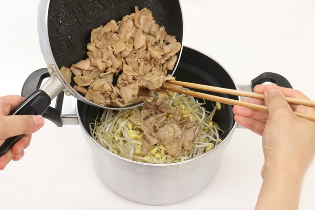 豚バラ肉と豆モヤシをあわせる