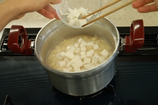 里イモを酢水にさらす