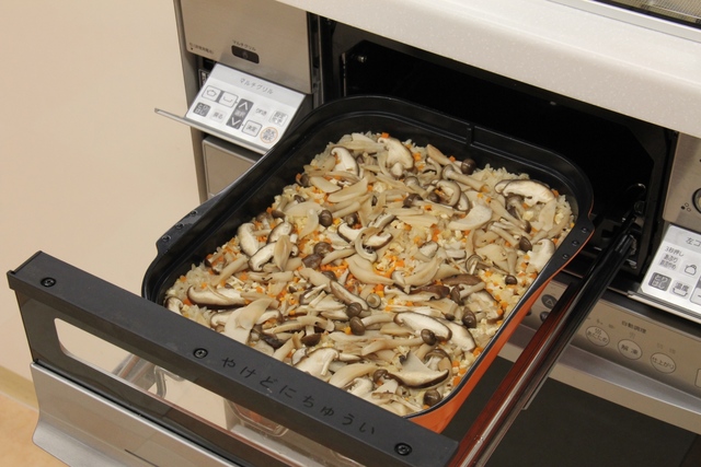 マルチグリルで炊き込みご飯を作る