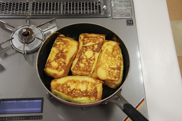 フライパンでフレンチトーストを焼く