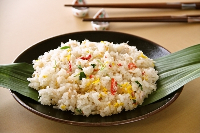 かにと黄菊の炊きおこわ