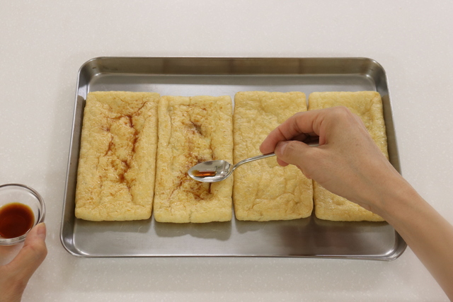 油揚げの片面に醤油を塗る
