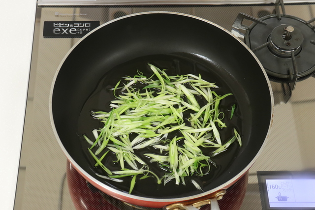 万能ねぎを炒める