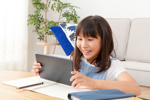 タブレットを操作する女の子