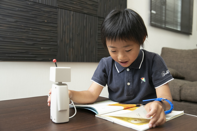 BOCCOに読み聞かせする男の子