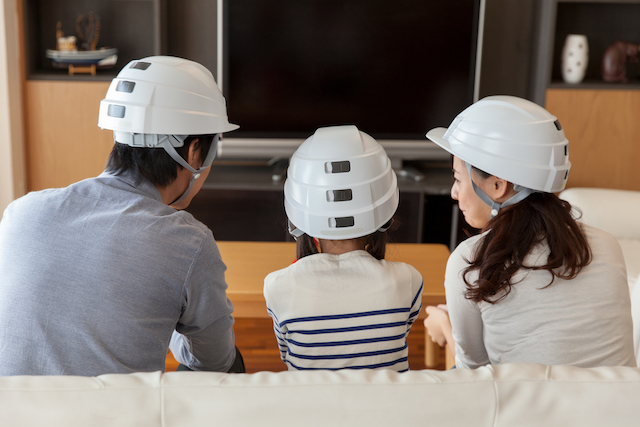 ヘルメットをかぶる親子
