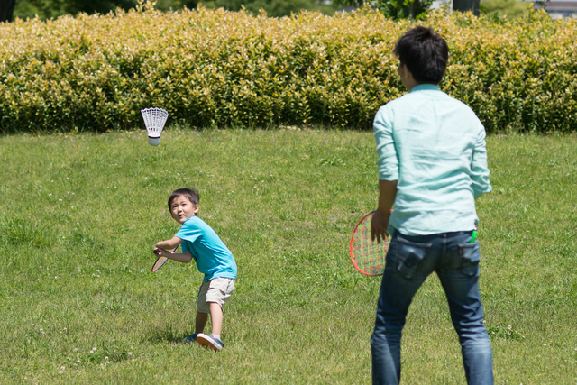 バドミントンで遊ぶ親子