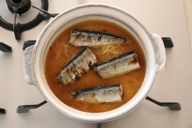 土鍋に材料を入れる