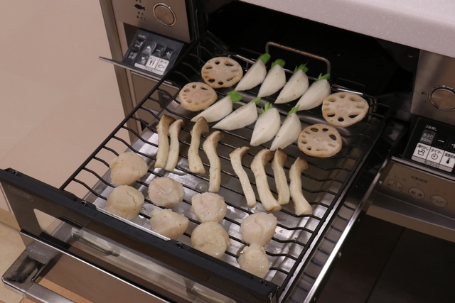具材をグリルに並べて焼く
