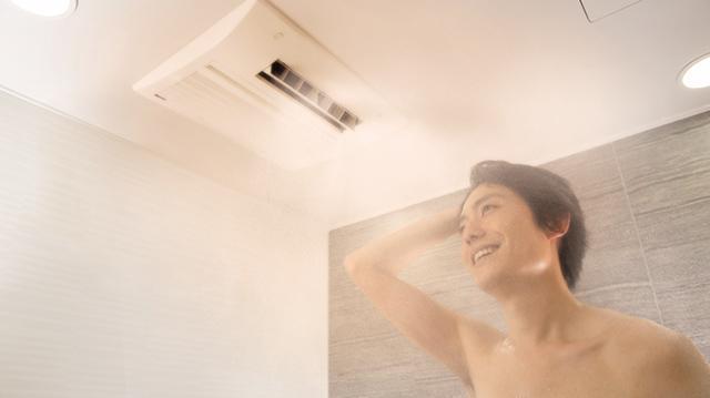 ミストサウナを使う男性