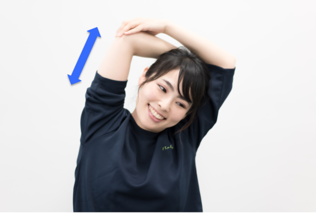 二の腕部分から脇のストレッチ
