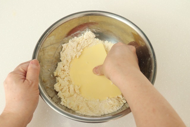 粉気がなくなるまで重ねるようにしてまとめる