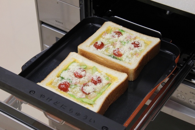 卵液を入れてチーズをふる