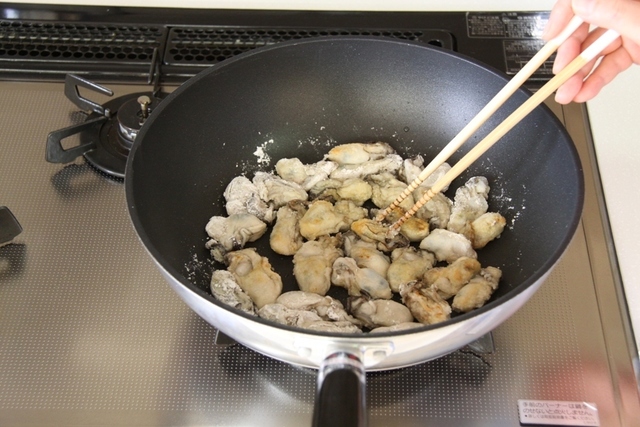 カキに焼き色をつける