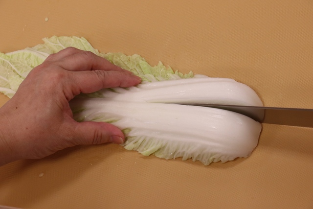 白菜の軸を切る