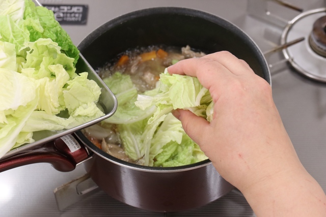 白菜の葉を加えてサッと煮る