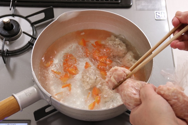 鶏団子を落とし入れる