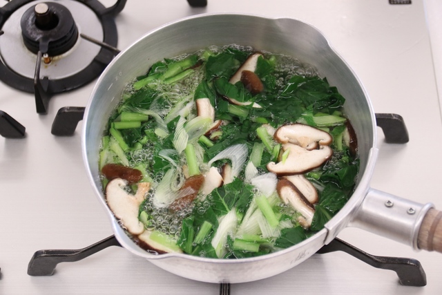 具材を加えひと煮立ちさせる