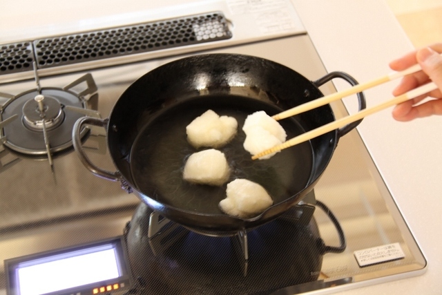 170℃で切り餅を揚げる