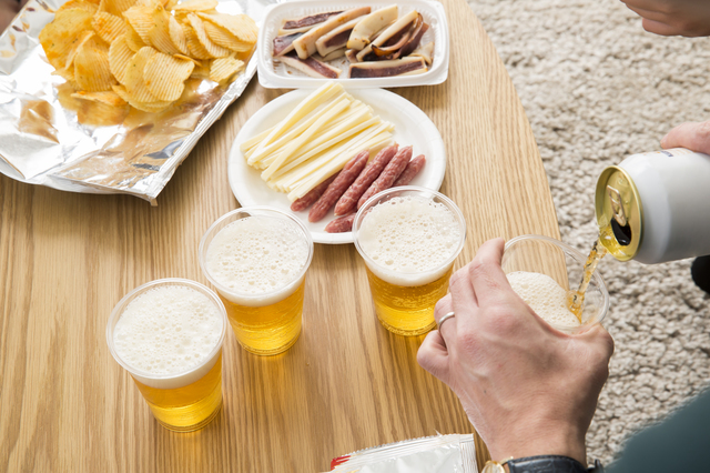 ホームパーティーでビールを注ぐ