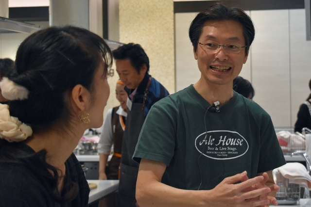 談笑する鈴木氏と参加者