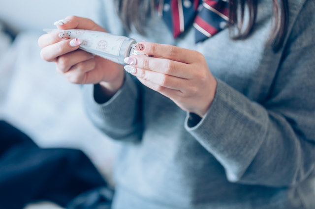 ハンドクリームを持つ女性