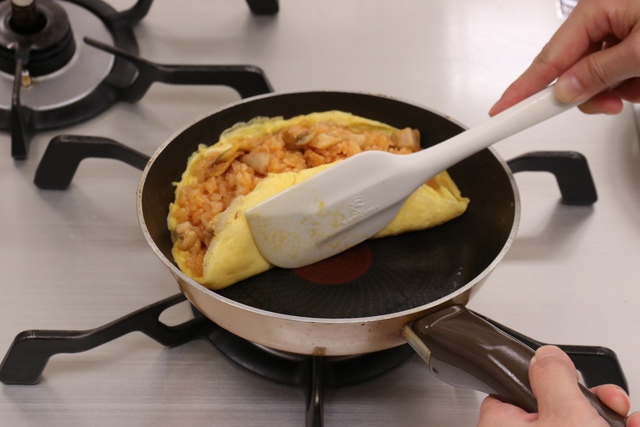 チキンライスをのせて卵で包む