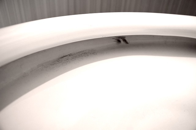 便器のふち裏の黒ずみ汚れ