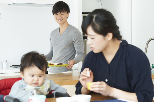 母子を見守る男性