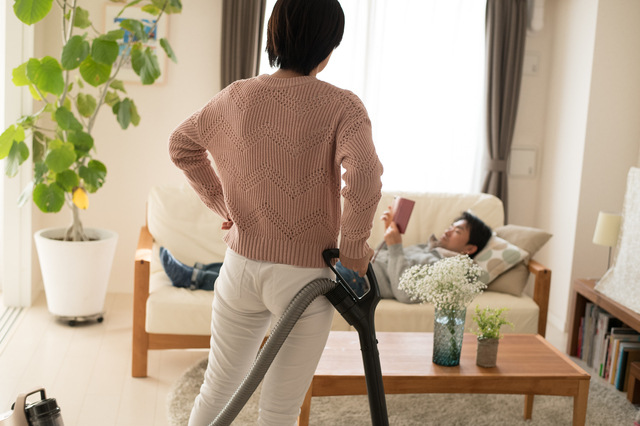 掃除機を持つ女性