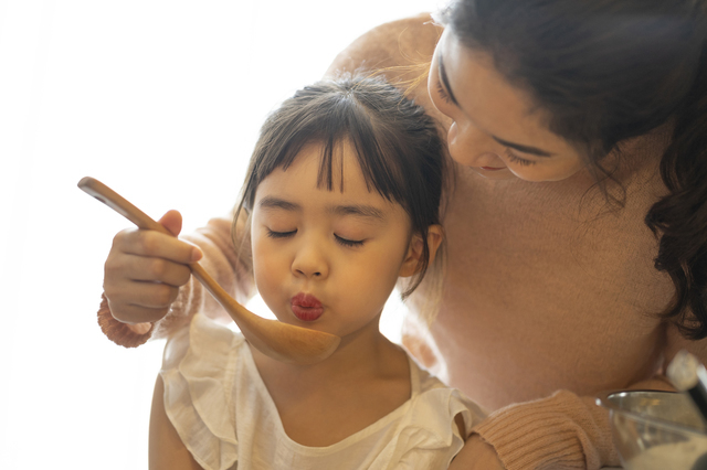 子どもに味見をさせる