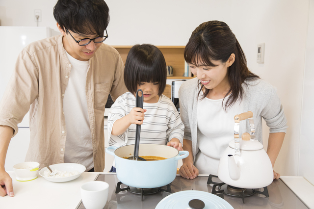 親子で料理を作る