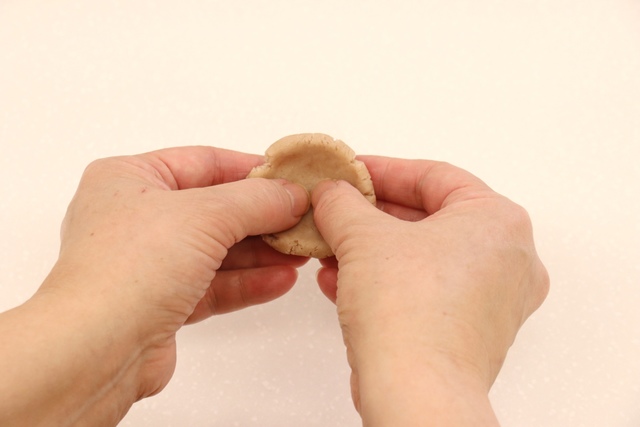 クッキー生地を薄く伸ばす