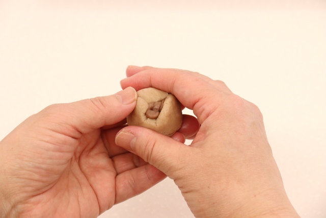 センター生地を包んで丸める