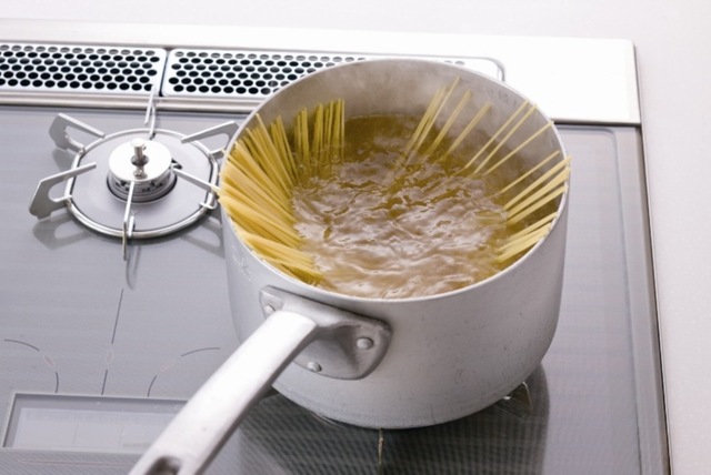 スパゲティを茹でる