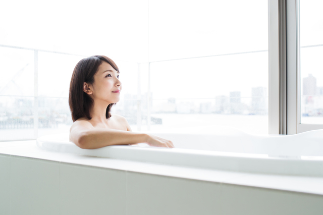 湯船に入る女性