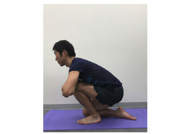 座って行う脚のストレッチ